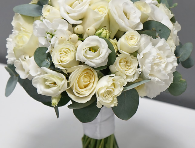 Buchet de mireasă cu trandafir alb, eustoma, dianthus alb, mathiola, hypericum și eucalipt foto